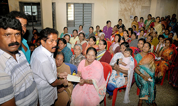 ಮಳೆ ಹಾನಿಗೊಳಗಾದವರಿಗೆ ಪರಿಹಾರ ಚೆಕ್ ವಿತರಣೆ
